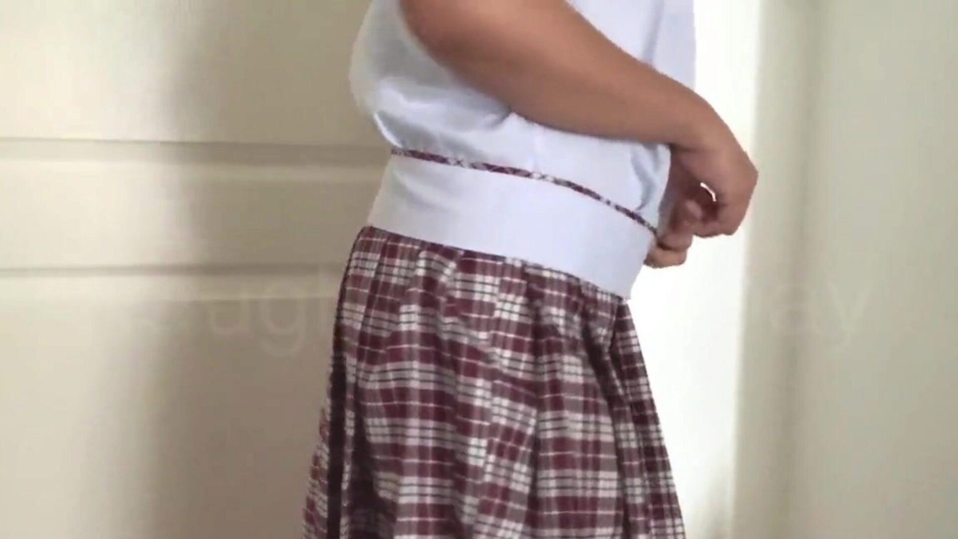 pinay-elev viser våd fisse i hendes skoleuniform