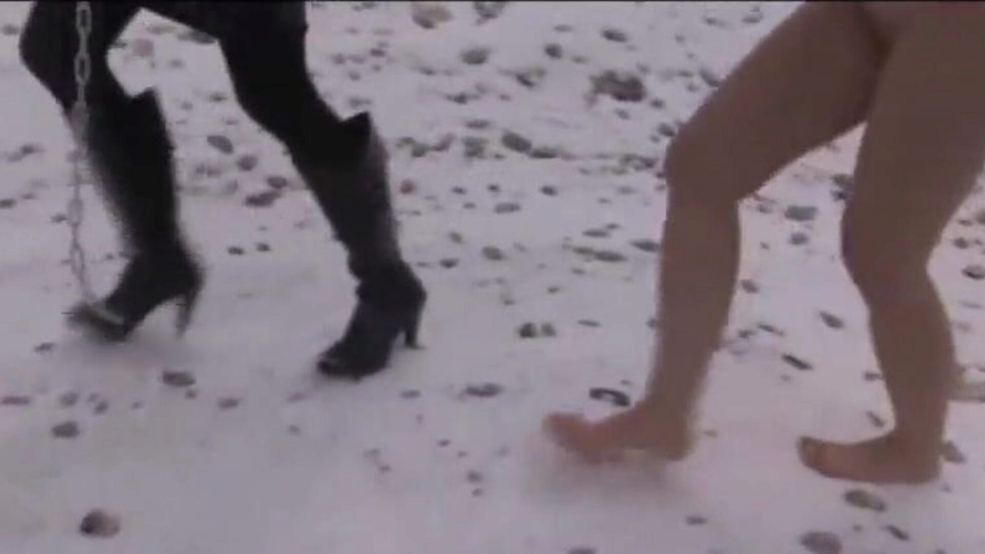 Brandi Bondage und Fußanbetung im Schnee