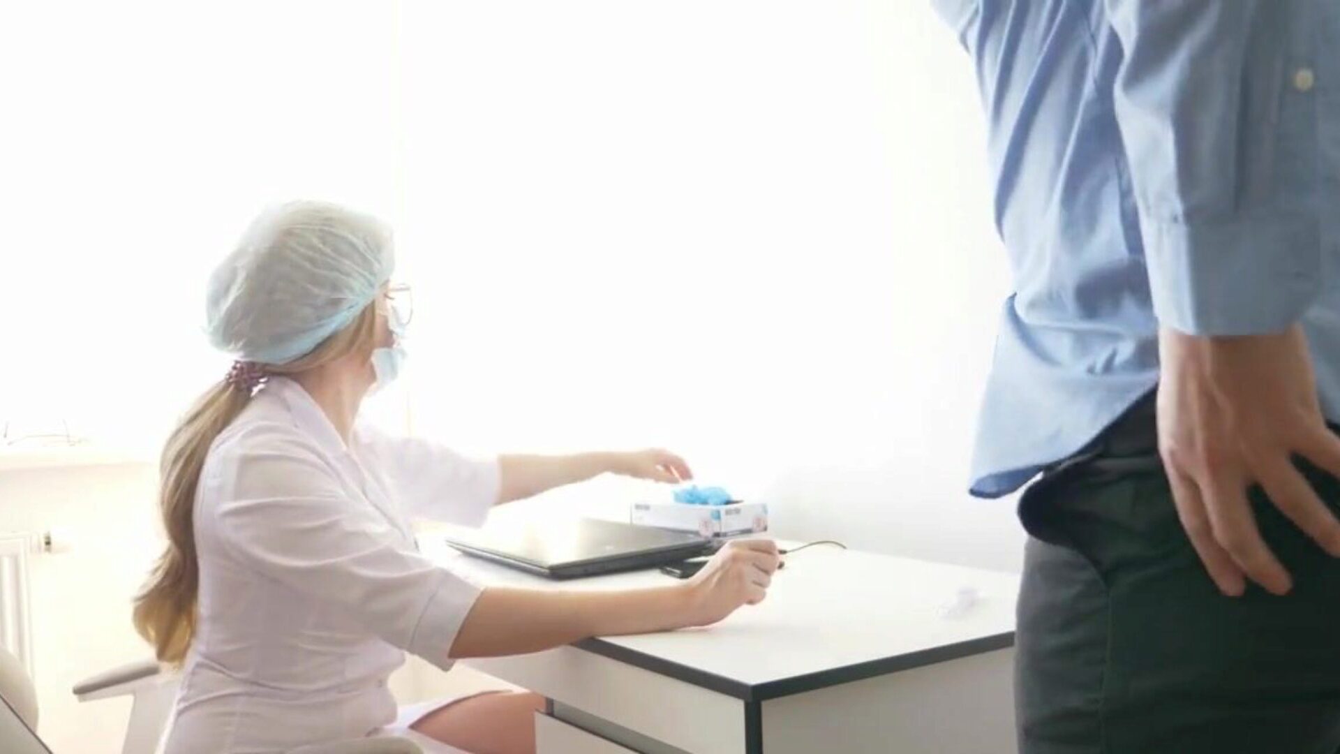 prsata doktorica koja je dirala crijeva zabila je prst u gazoo sestru i dala joj jizm na naočale i grudnjake