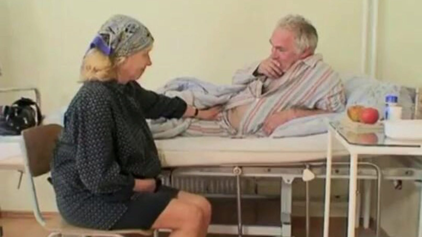 nezbedná horká sestra pomáhá starému pacientovi vstát