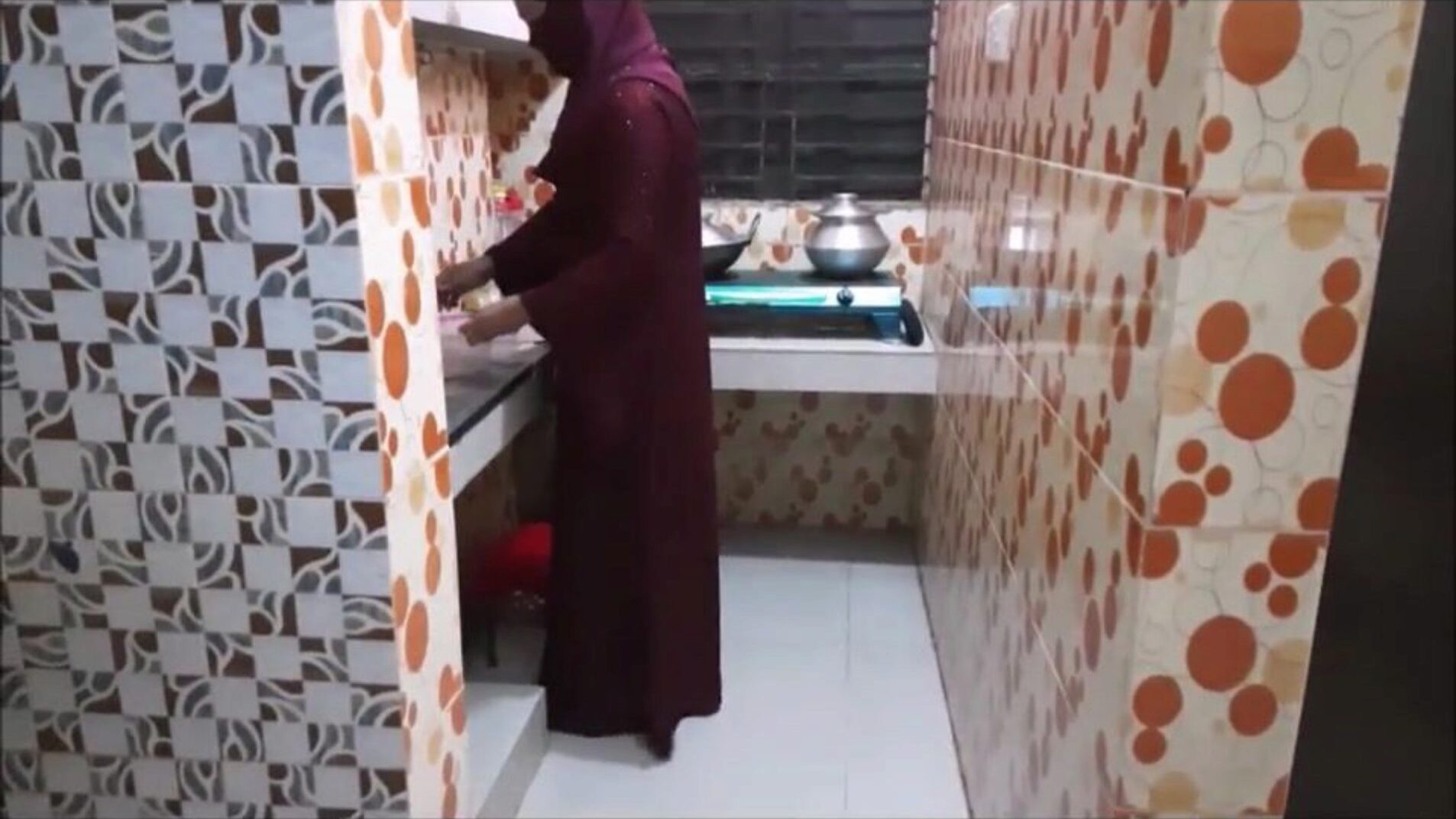 A muszlim nővér a konyhában fasz a testvérrel