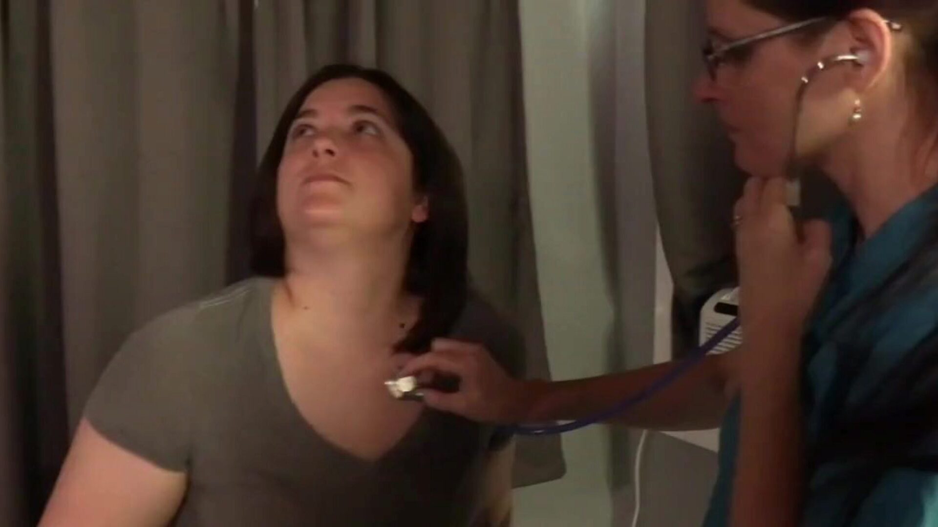 sjuksköterska knölar sin speciella tjejklient bakifrån