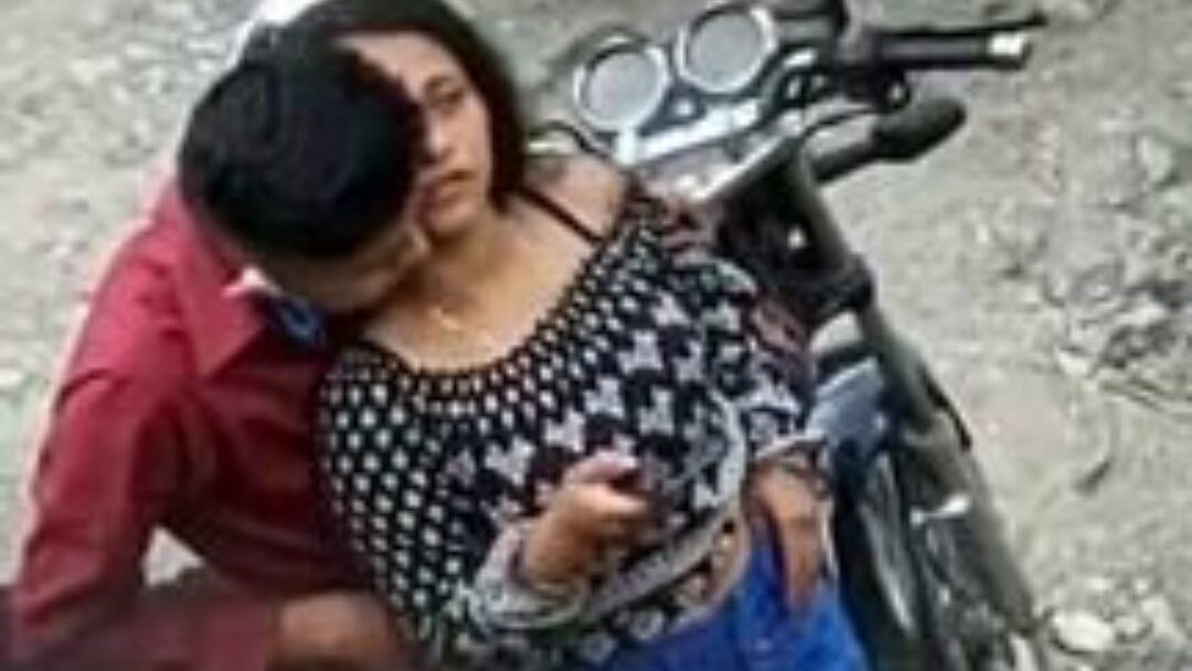 性感的印度女孩他妈的花花公子在公共