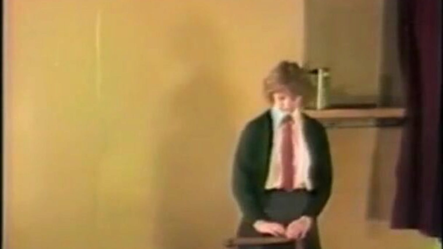 vintage instruktor wideo college girl klapsy mleczno-satynowe majtki uczennica uderzona w białe satynowe majtki