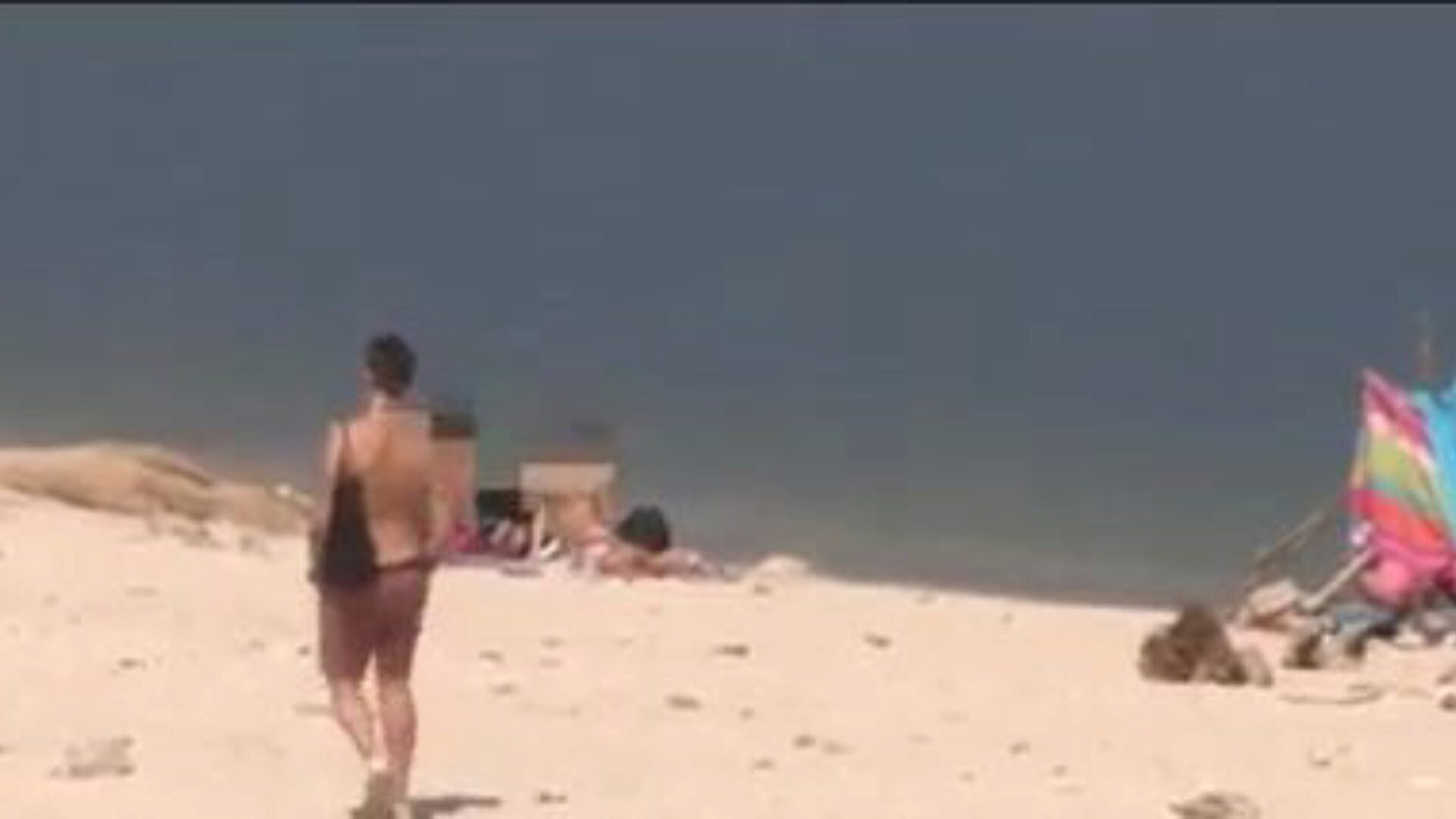 незнакомец падает на большой шомпол джотэда на нудистском пляже джотад доказывает нам, как этот парень может подобрать любого ангела, и он делает это, просто выйдя раздетым в лес