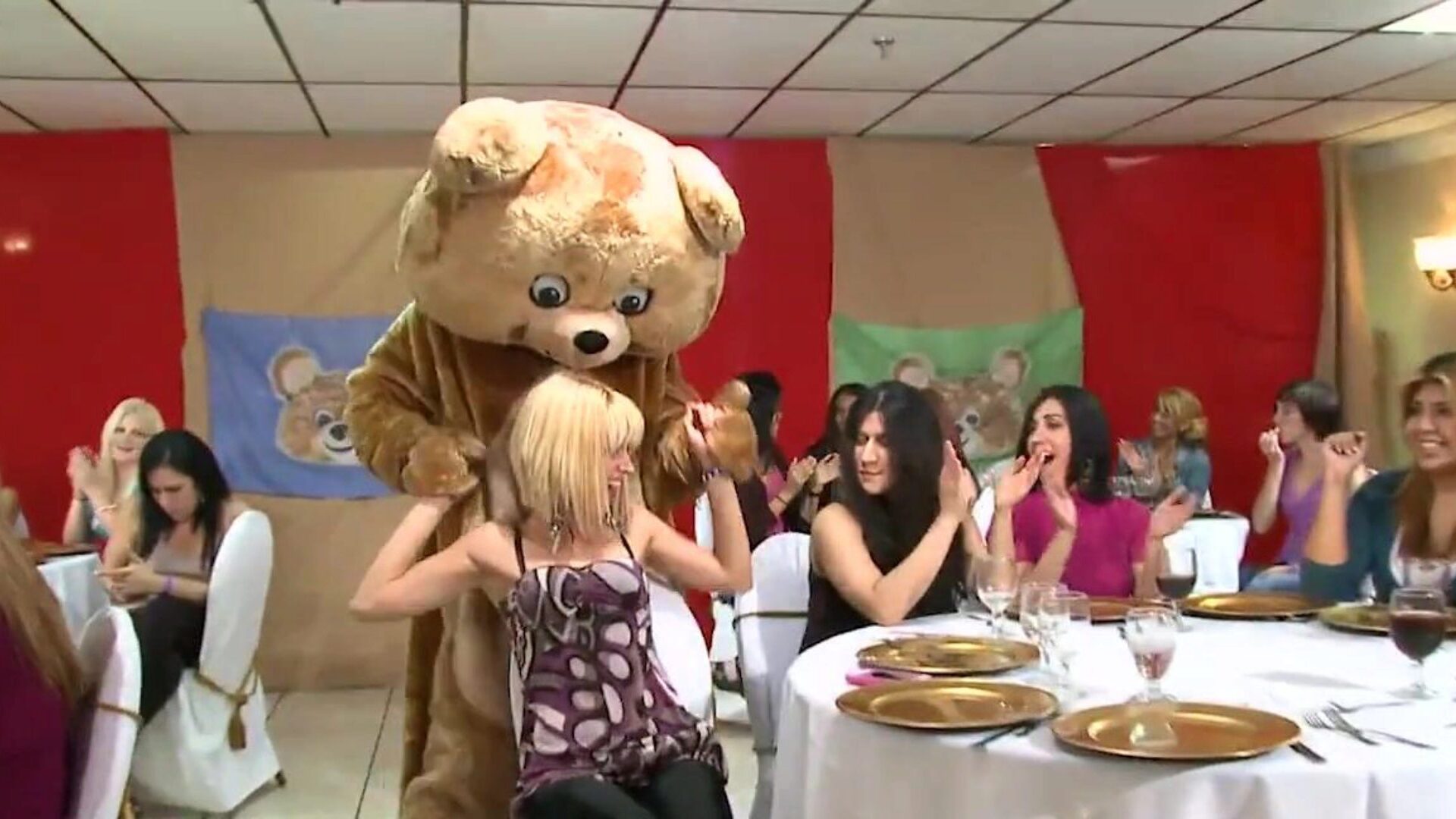 dansende bjørn - cfnm fest med store pik mandlige strippere og liderlige piger