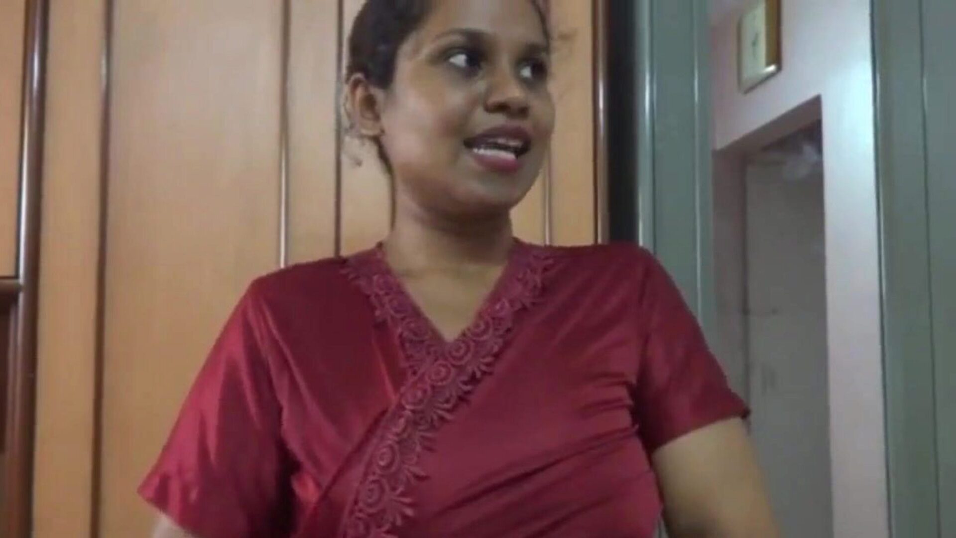 indyjski Tamil pokojówka dając szarpnięcie instrukcje