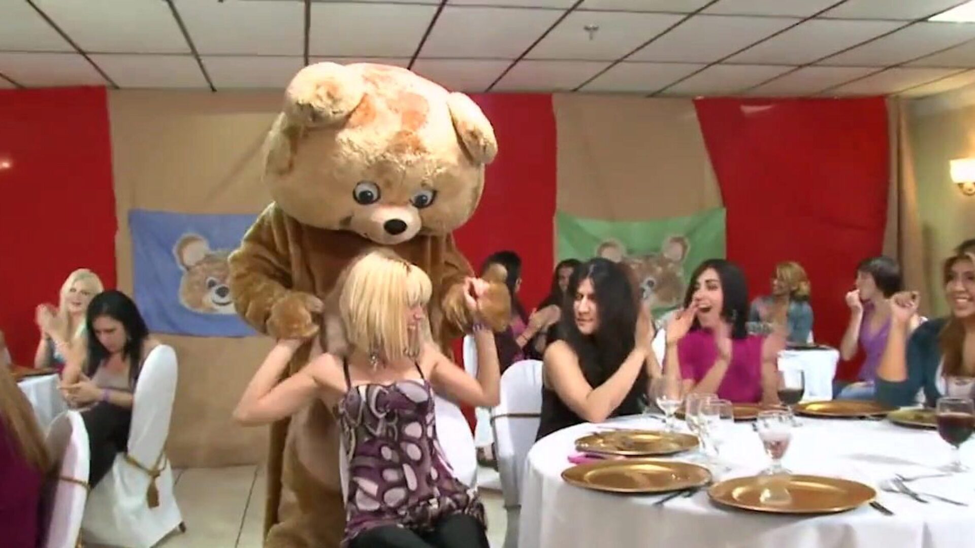 ours dansant - un groupe de femmes excitées suce des bites de strip-teaseuse lors d'une fête