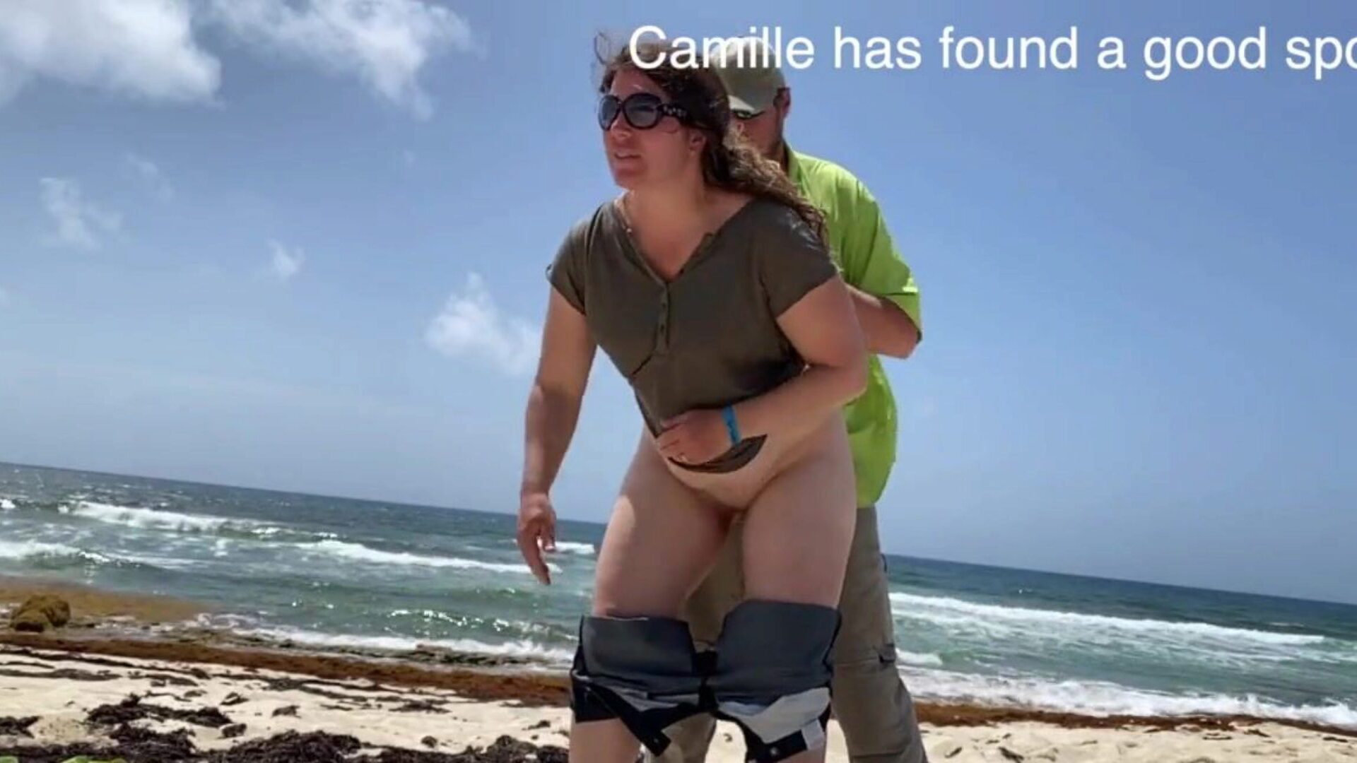 camille si všimla, že má dovádění na pláži, camille našla pěkné místo, kde někteří lidé pozorovali, že jsou hluční, takže každý uvidí