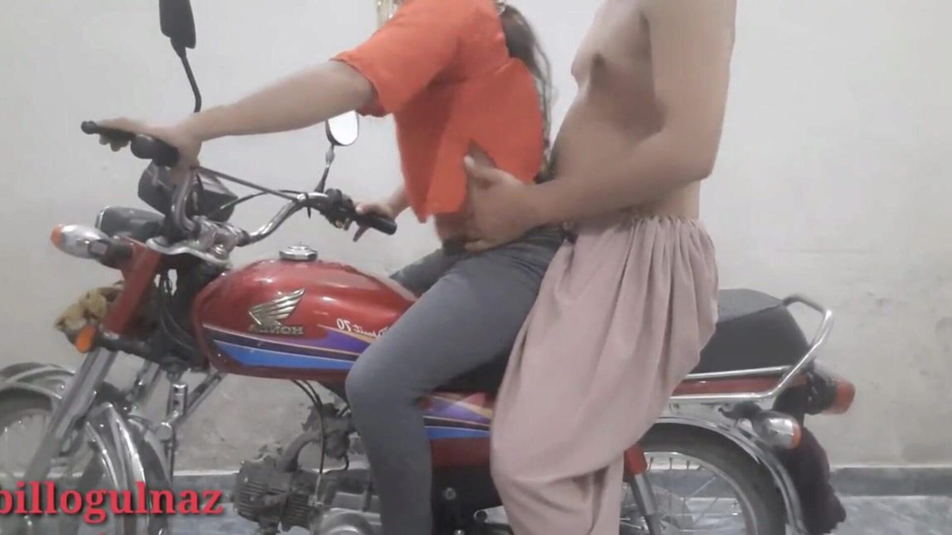 Girlfriend fucked on bike Me ne apni gf ki bike pr chudai ki