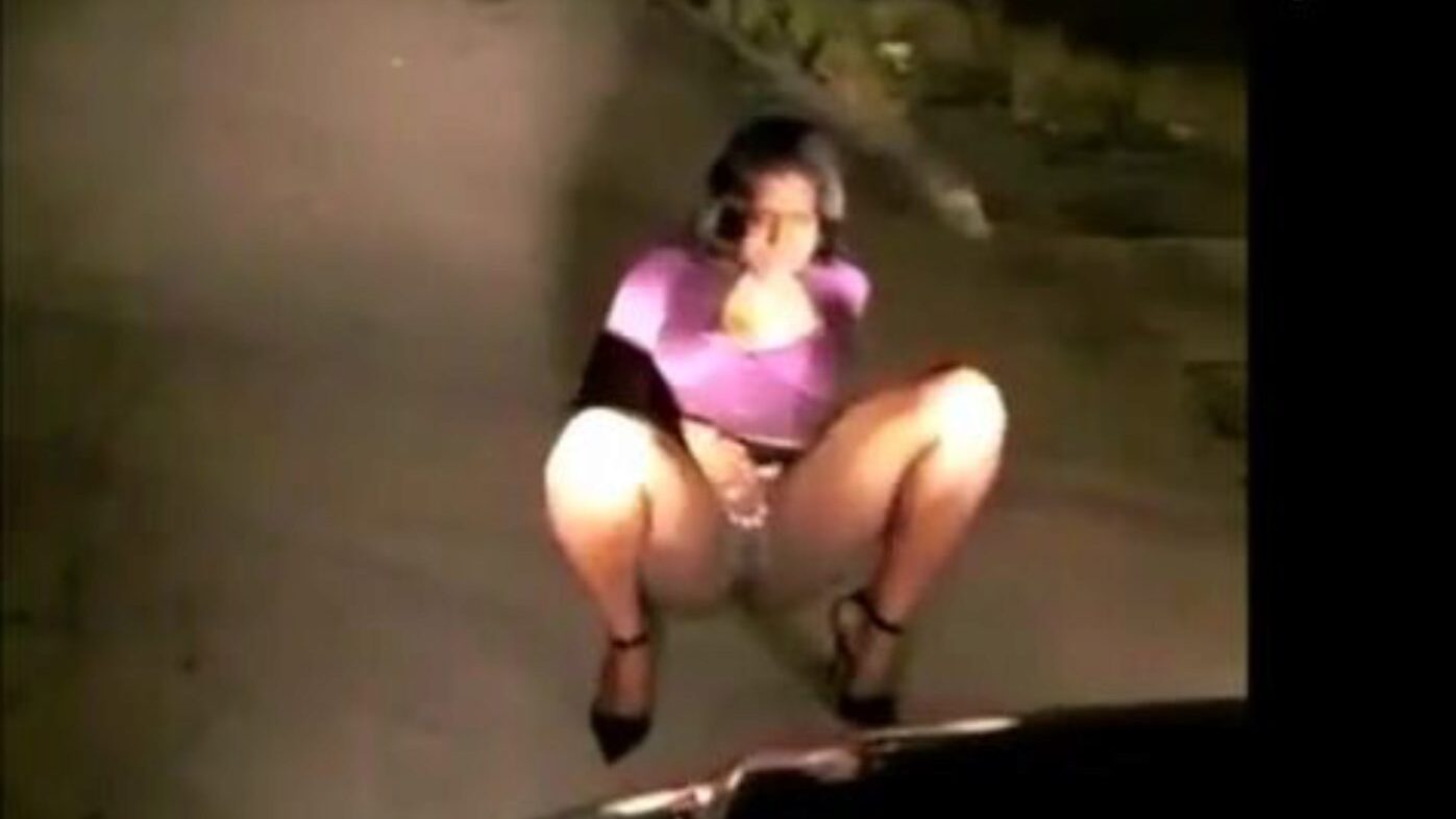 Hawt Gal Outside Squirtin On Car Out N The Street At Nite (GET TO SEE)