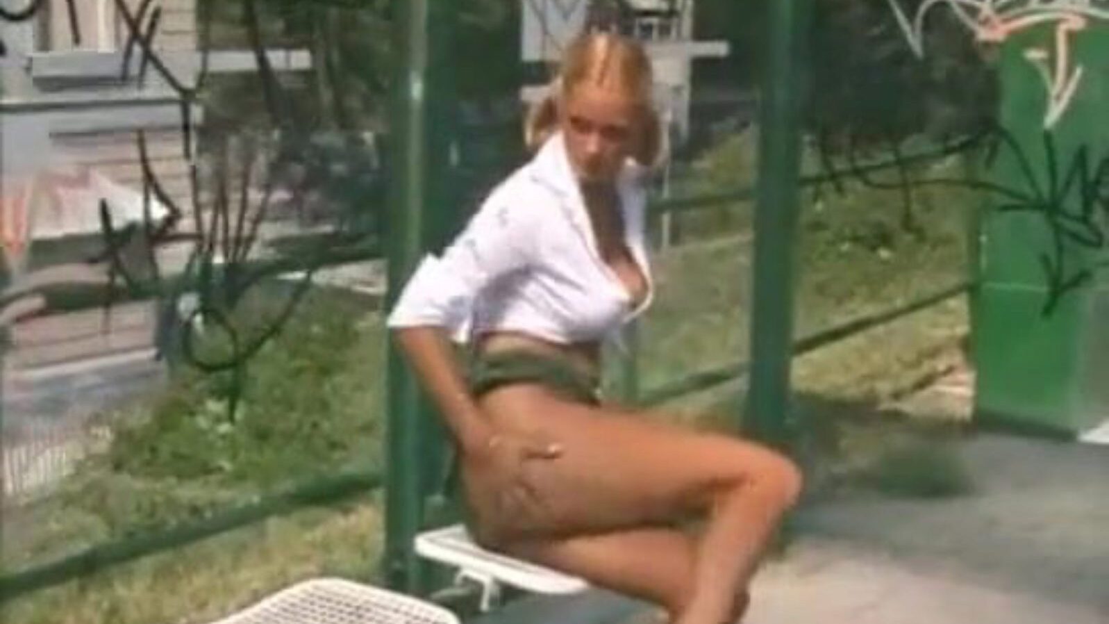 wifey pissing outdoor
