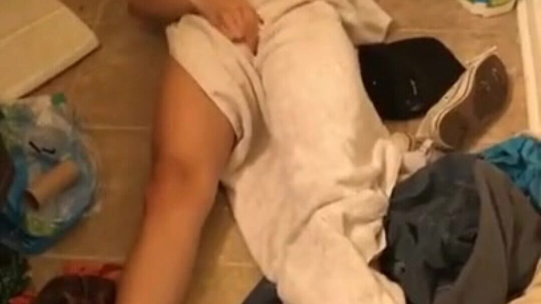 adolescente beccata a masturbarsi sul pavimento del bagno