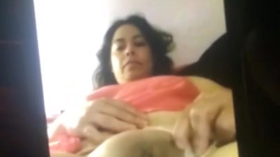 mijn mexicaanse stiefmoeder masturbeert