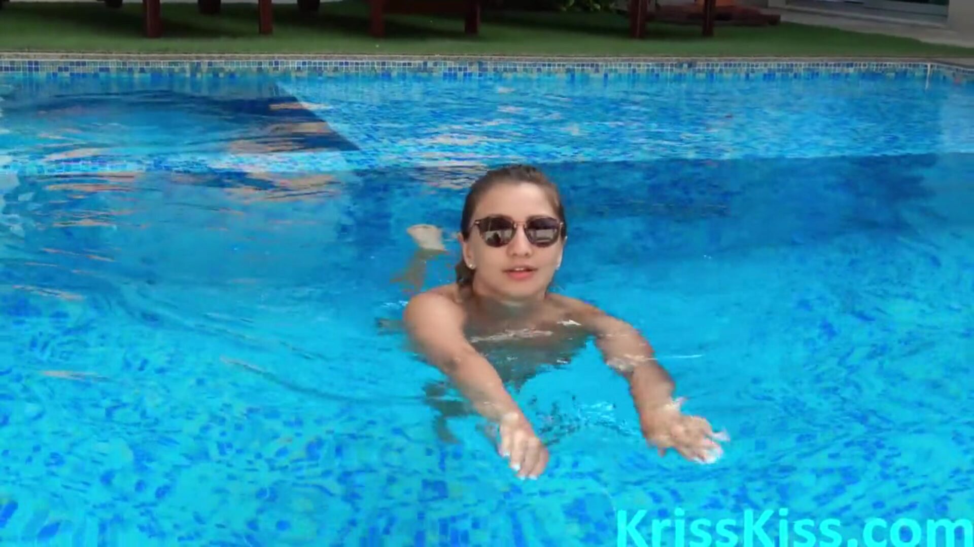 garota chupando um pau grande profundamente estranho na piscina - close do orgasmo