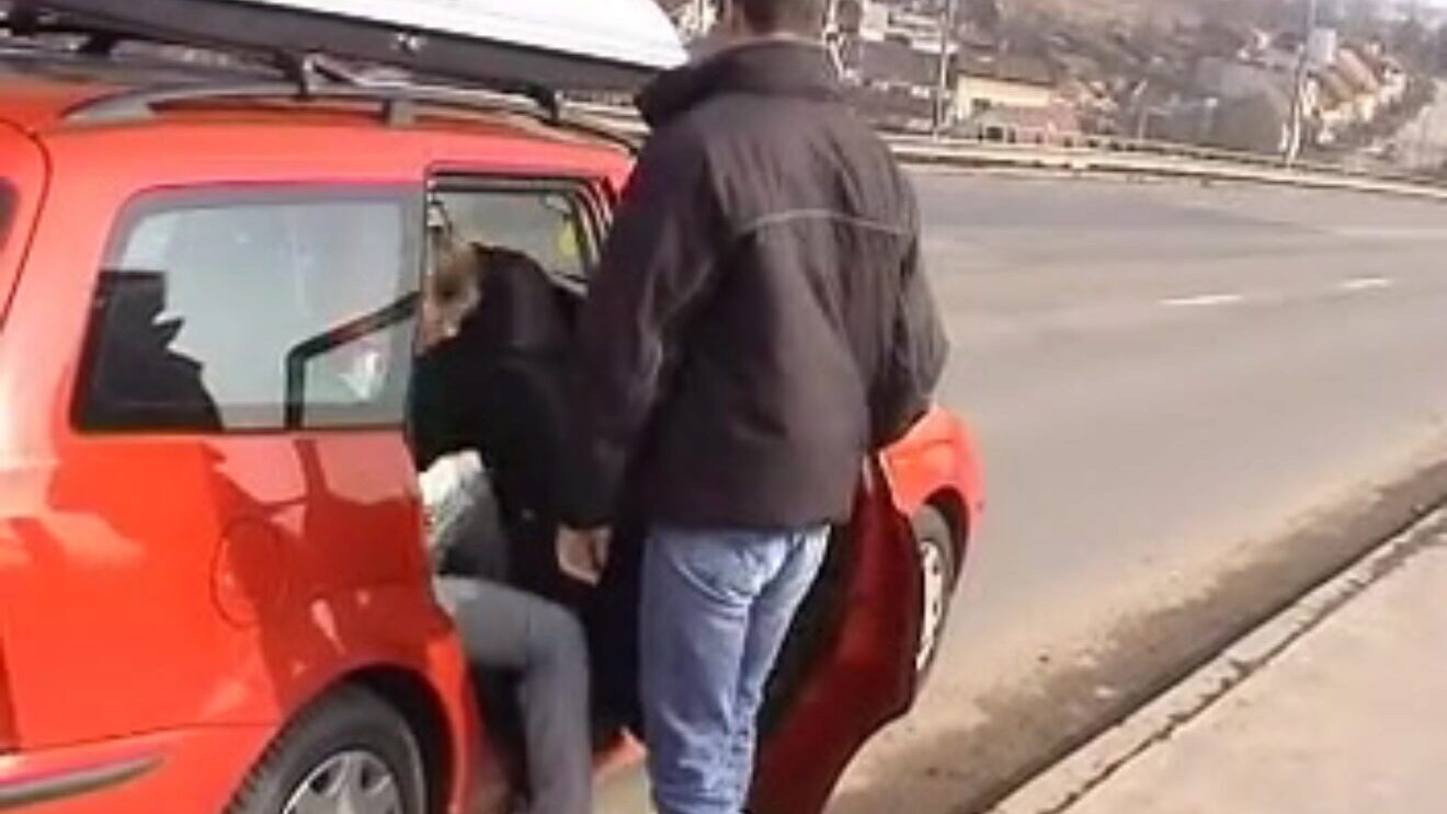 autostopowicz odebrany przez 2 pożądliwe kobiety