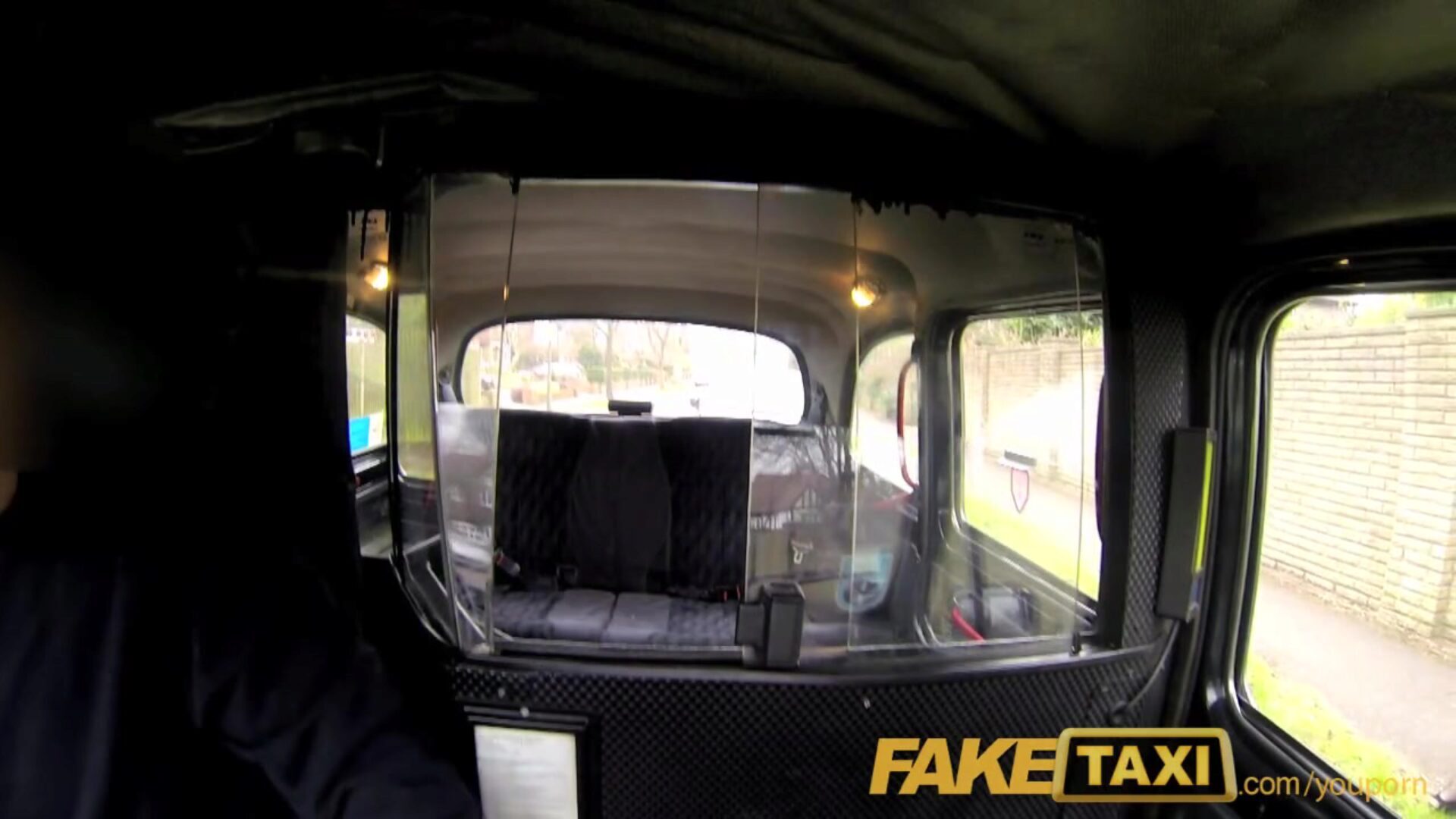 A faketaxi csigás nélküli ribanc hozzájárul a hátsó ülés bekapcsolásához