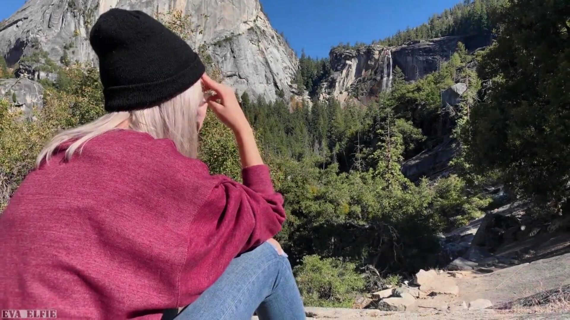 Caminata en Yosemite termina con una mamada pública de una linda adolescente - Eva Elfie