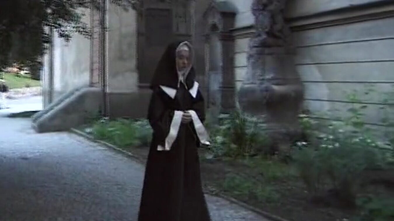 Die deutsche Nonne gibt der Versuchung nach
