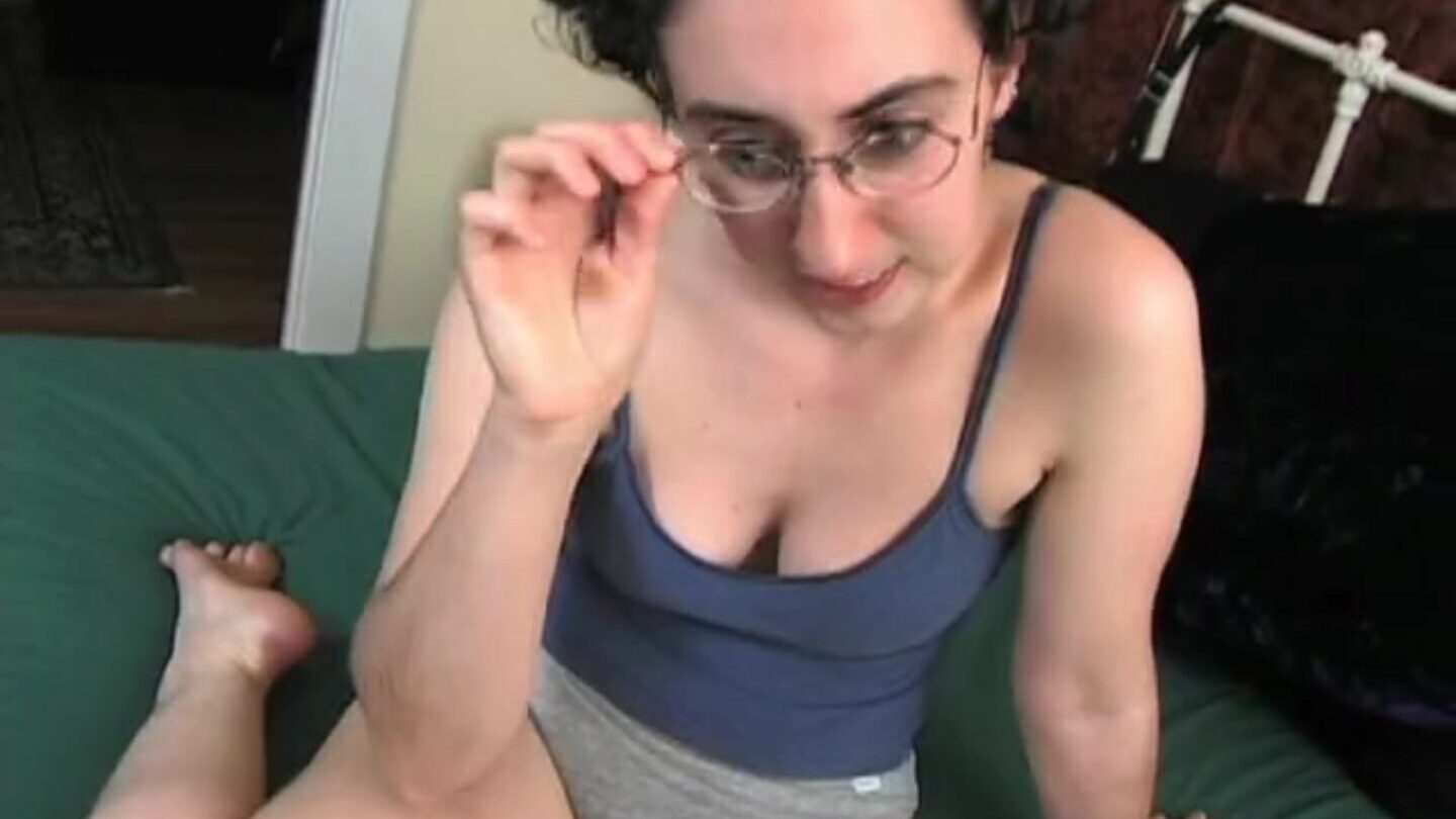 длакава девојка сочан оргазам макро снимка Цлеис користи свој вибратор да се скине, а камера се заиста зближи, демонстрирајући како се њена пичка извија