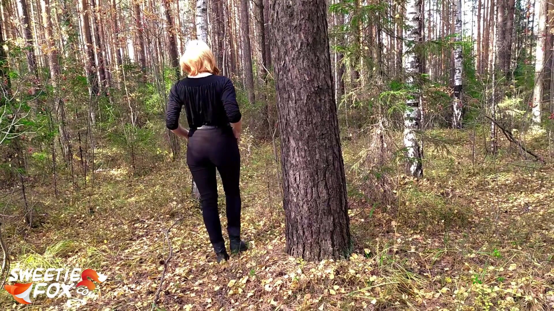 fată roșcată suptă și dracată tare în pădure