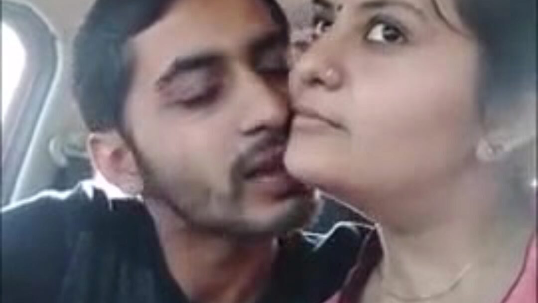 søt indisk par som elsker