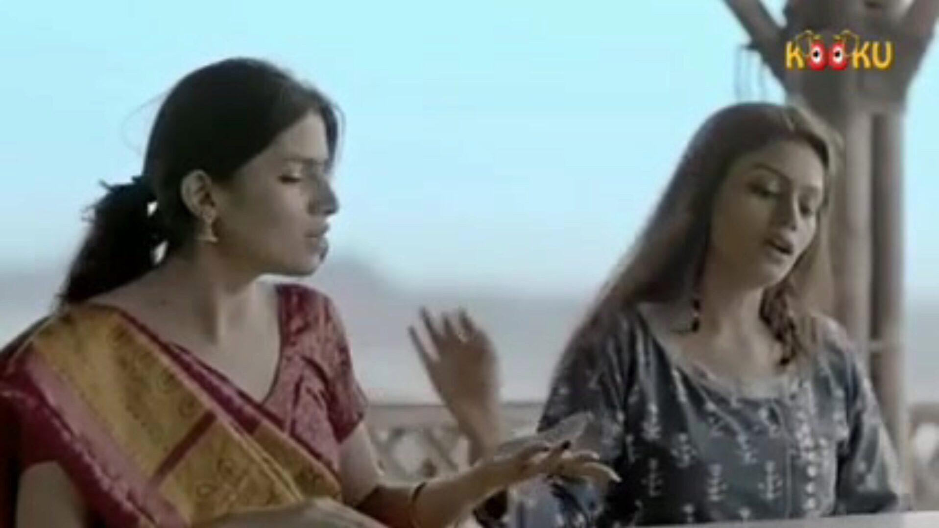 Nidhi Mahawan und Divya singh heiß in der Shadi Vivah Kukoo Filmszene Nidhi Mahawan und Divya singh Idioten und plündern Menschen, indem sie sie heiraten und ficken
