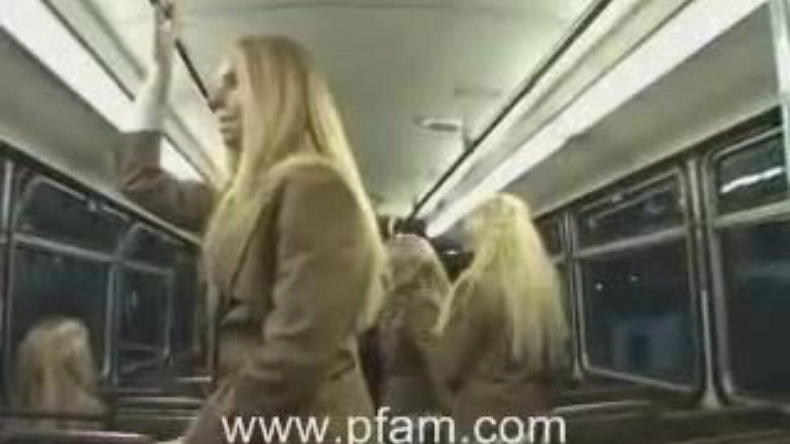 bijela školarka i azijski momak, plavokosa faca na faksu drka se za japanskog dječaka u autobusu.