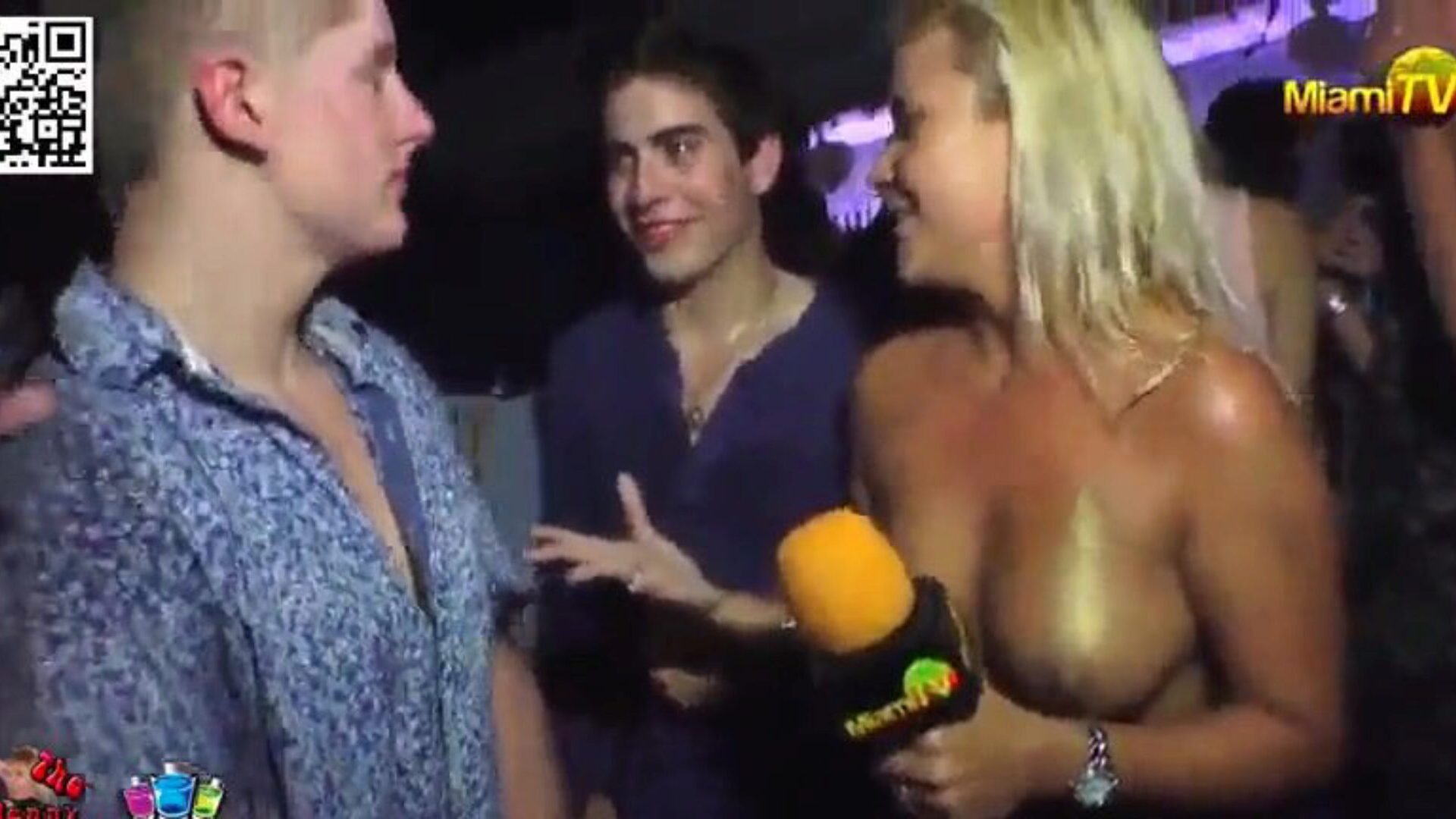 el presentador de televisión acepta apuestas para que lo manipulen 3 presentadores vestidos escasamente le piden a la gente en un club nocturno que la sientan y la besen