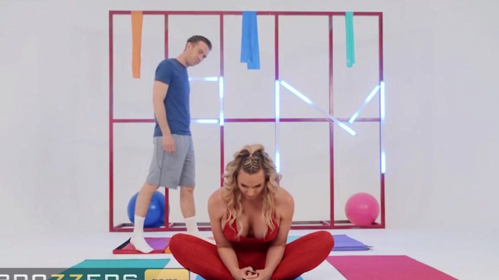 brazzers - bochtige phoenix marie na yoga had geweldige anale seks