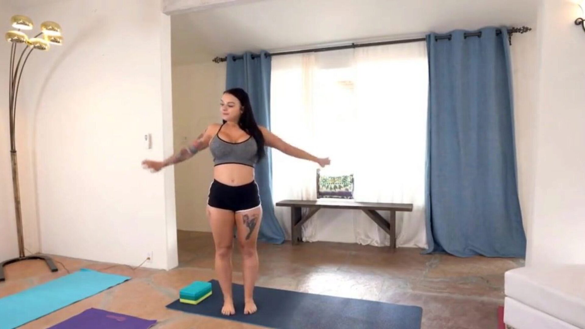 Big Tits Babe von Yoga-Lehrer Moodytoys.com in Sex ausgetrickst