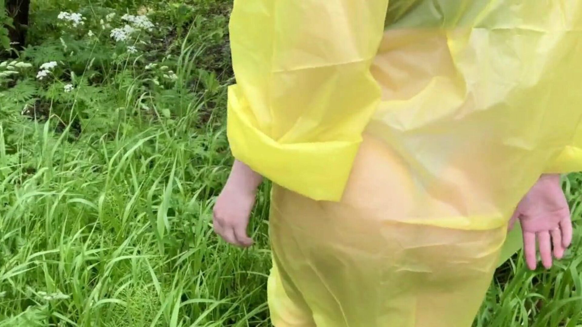 pige i en regnfrakke bliver kneppet i skoven efter regn
