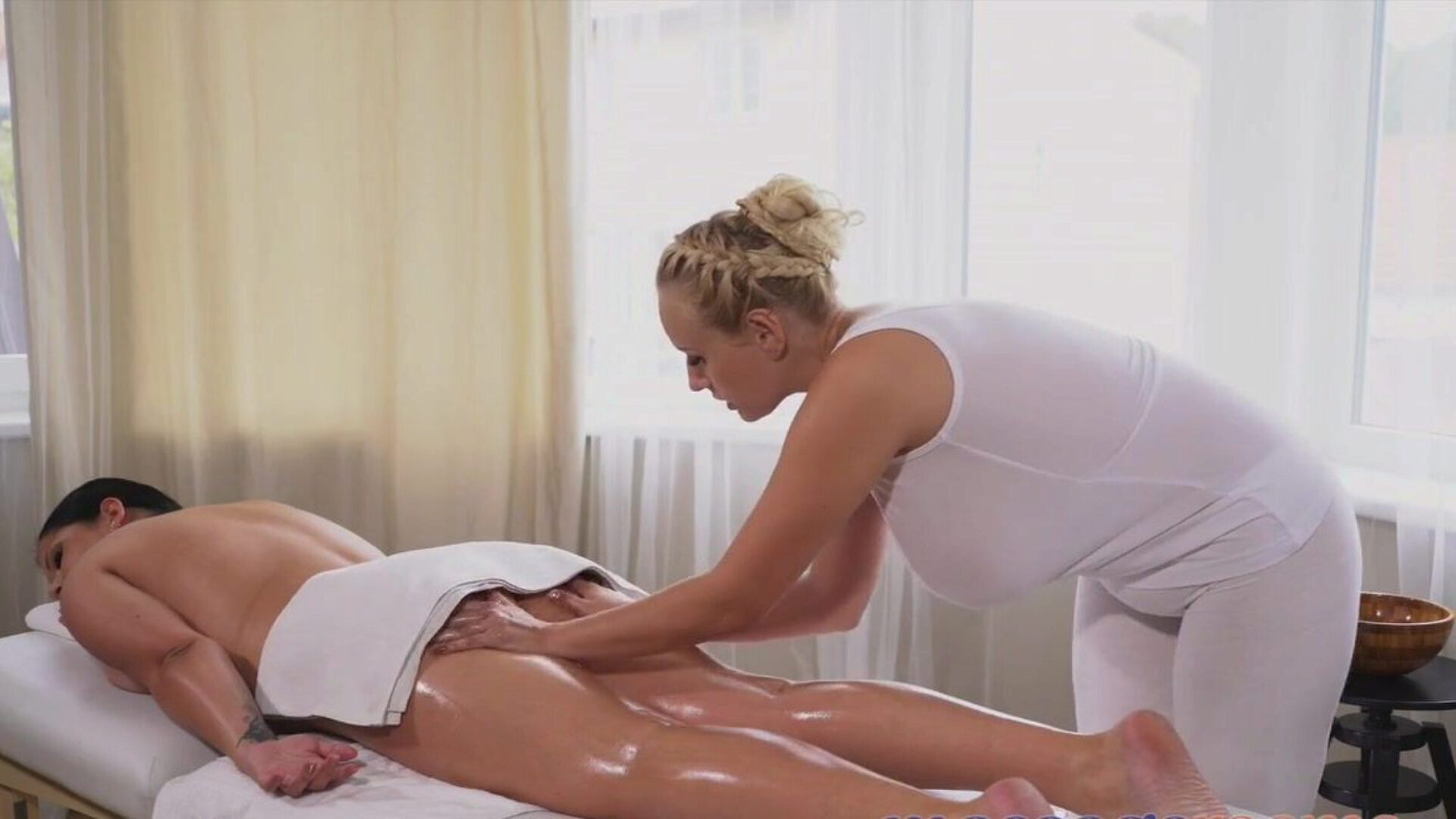 sobe za masažu zrelih žena s velikim kongenitalnim gomilama škare i gušenje dupeta