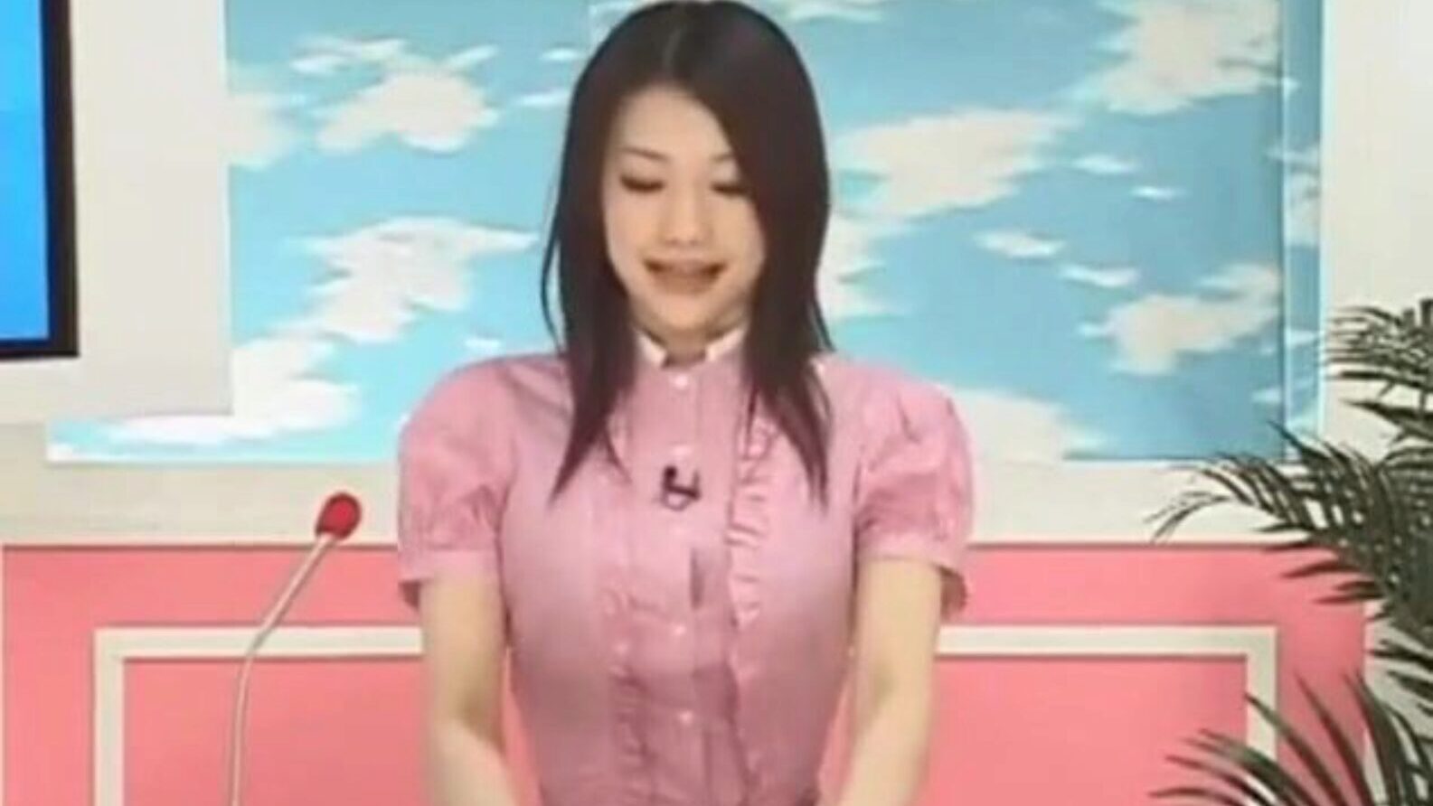reporter giapponese pompato mentre questa ragazza riporta la notizia
