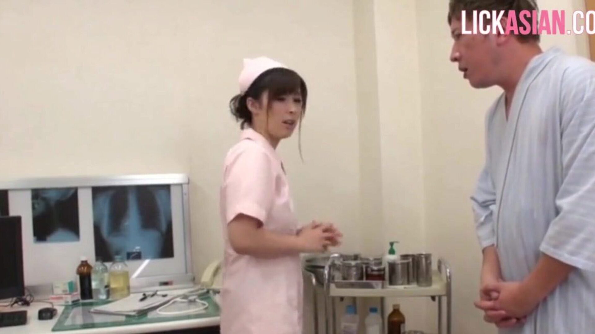 ممرضة آسيوية تطبق العلاج بصدمة شريرة لمريض
