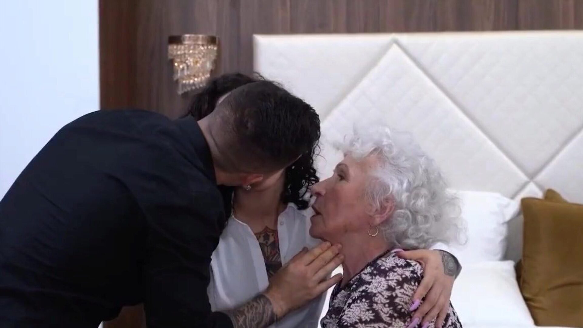 en glædelig karrusel i livet for en 86 år ældre bedstemor barnebarn bonks med sin 86 år gamle bedstemor og deler med glæde sin smukhed med hende