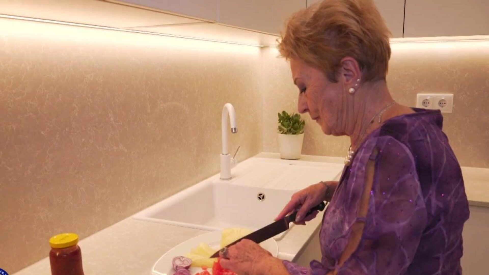 la vecchia nonna pelosa si accoppia con il figliastro in cucina marita t 72