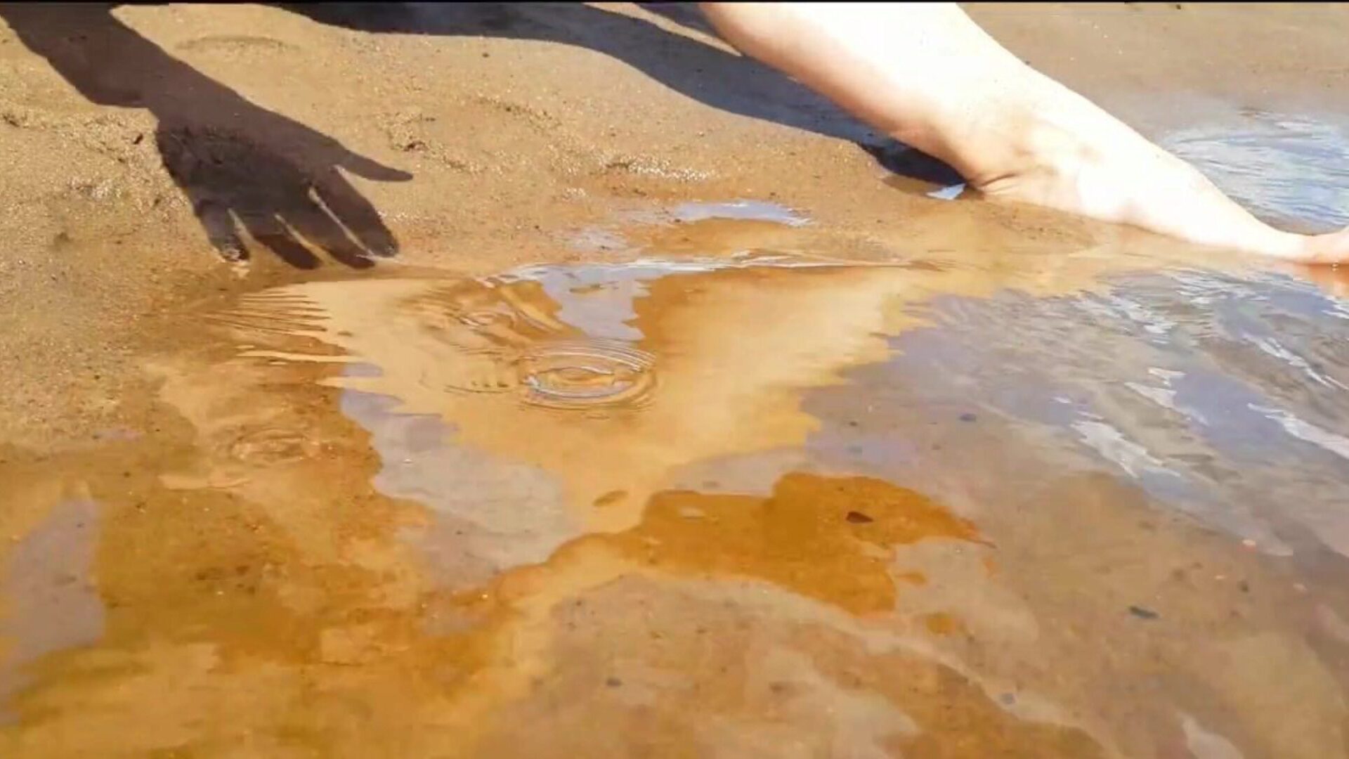 Teen fingert an einem öffentlichen Strand und bekommt einen richtig coolen Orgasmus - enge Muschi playkitty ultra hd 4k