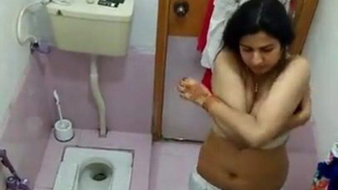 Indian Desi bhabhi exposed baths aunty Bath utter naked
