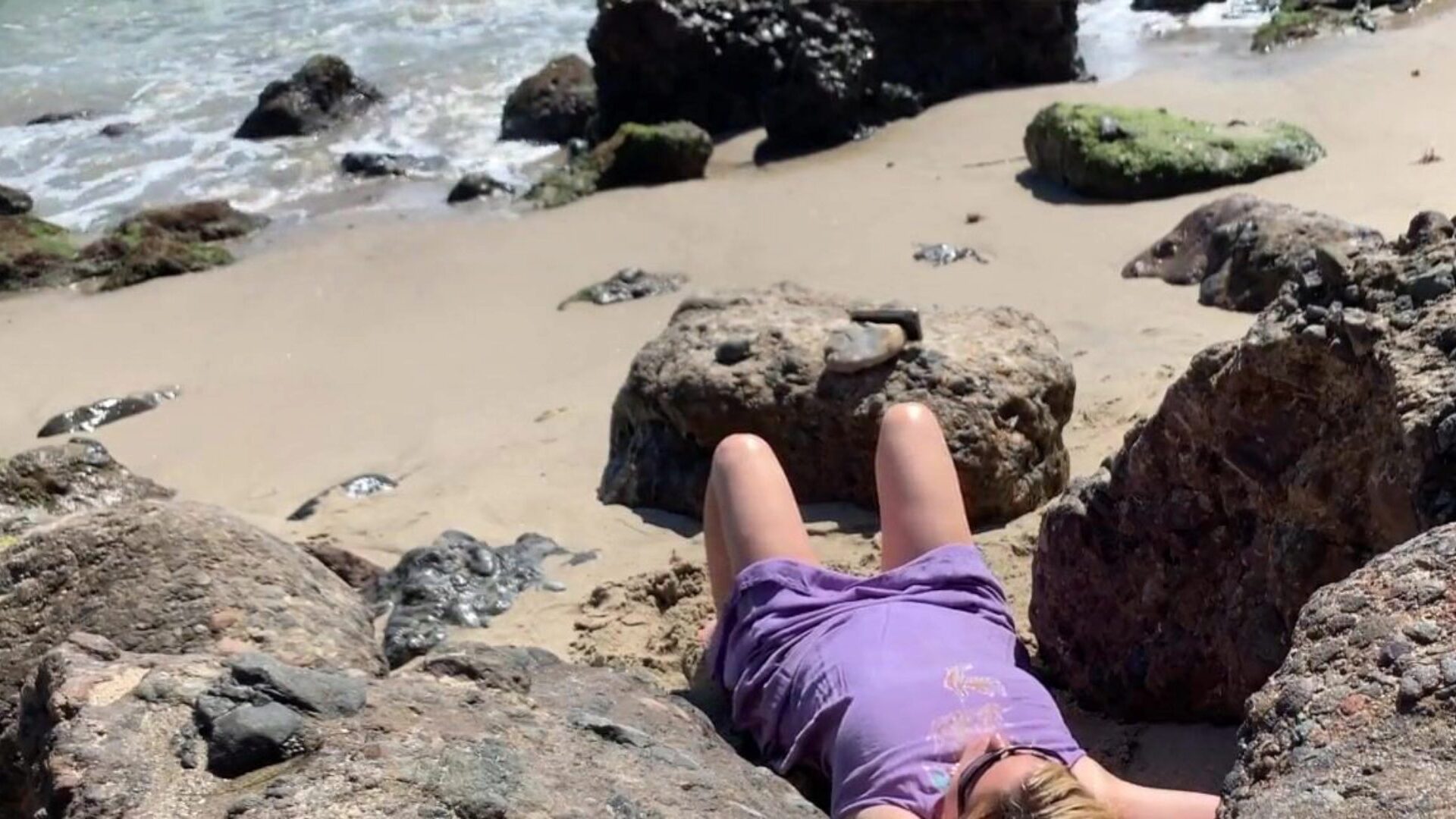 ビーチで裸の官能的な金色の髪の日光浴は、カメラに捕らえられたビーチで通行人のセクシーな金色の髪のポンピングボーイをボンクします