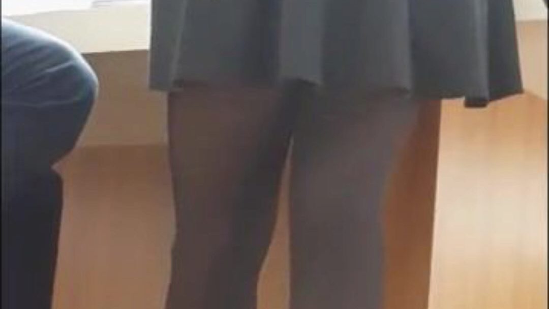 sexy secretaresse in minirok en zwarte panty