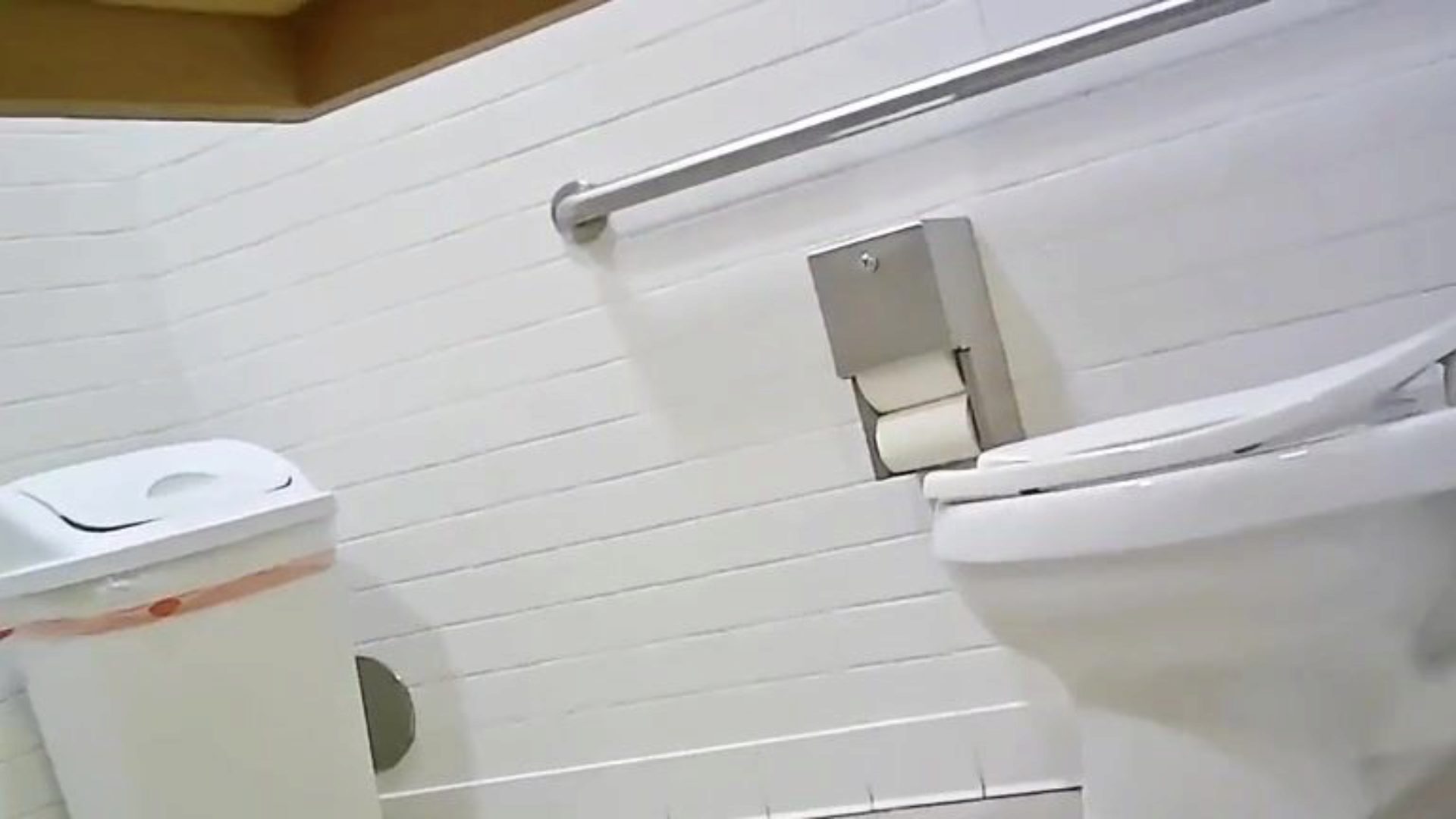 隐藏的厕所摄像头-适合女孩的完美屁股，检查一下这个，告诉我您的想法； p’