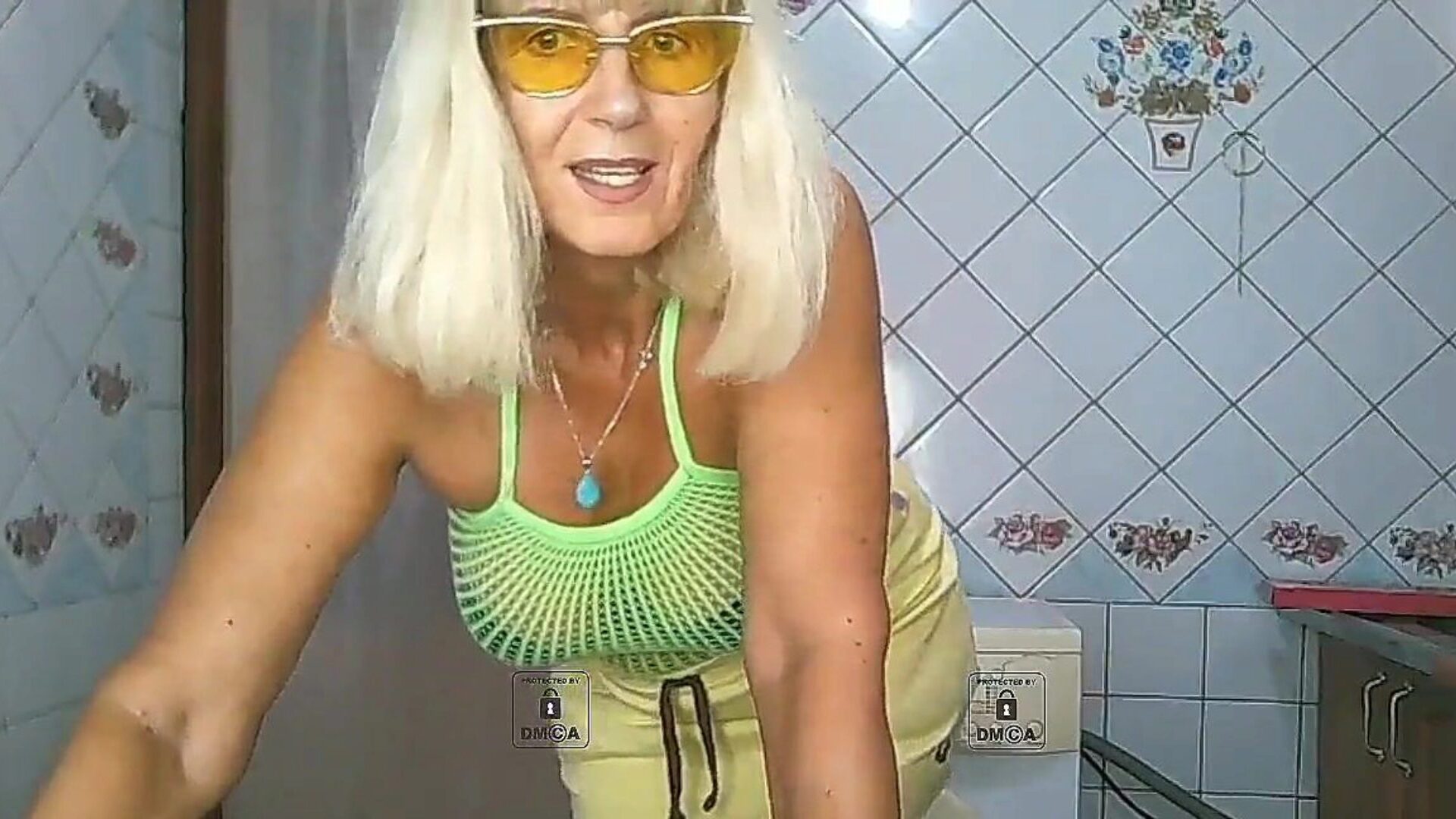 moden minx, vaskemaskin og striptease og på nytt en hawt husmor erter på vaskemaskinen foran kameraet som en blond og avslutter med en striptease i blonderbukser og nylon nylon