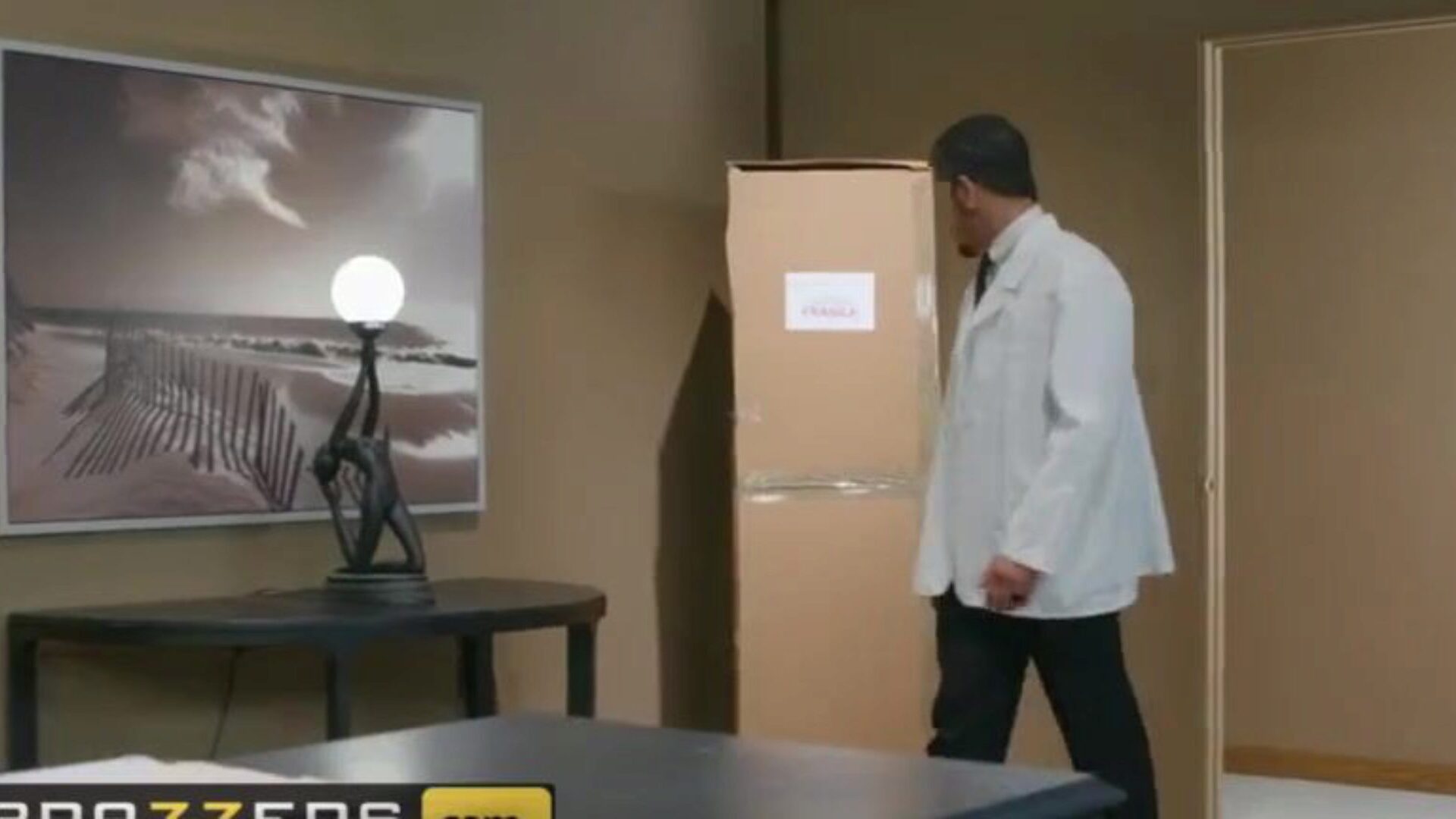 Браззерс - доктор превращает большую сумасбродную азиатскую медсестру джию милану в вибратор