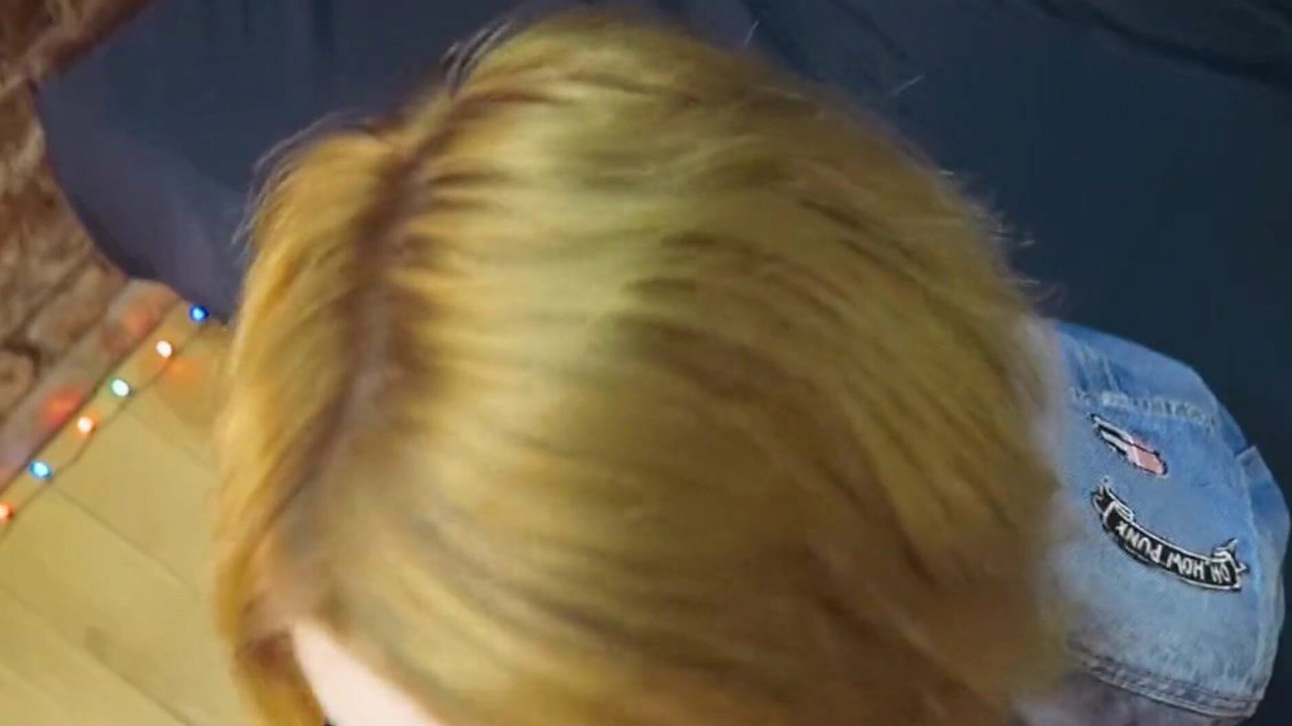 ראש אדום משקפי שיער קצרים מציצה מרושלת ופנים
