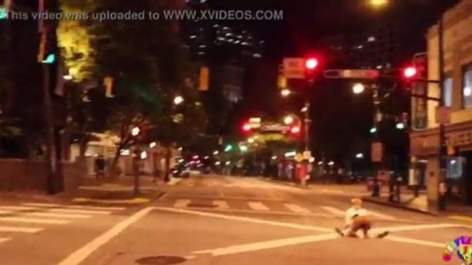 klaun nabywa kutasa ssanego na środku ulicy