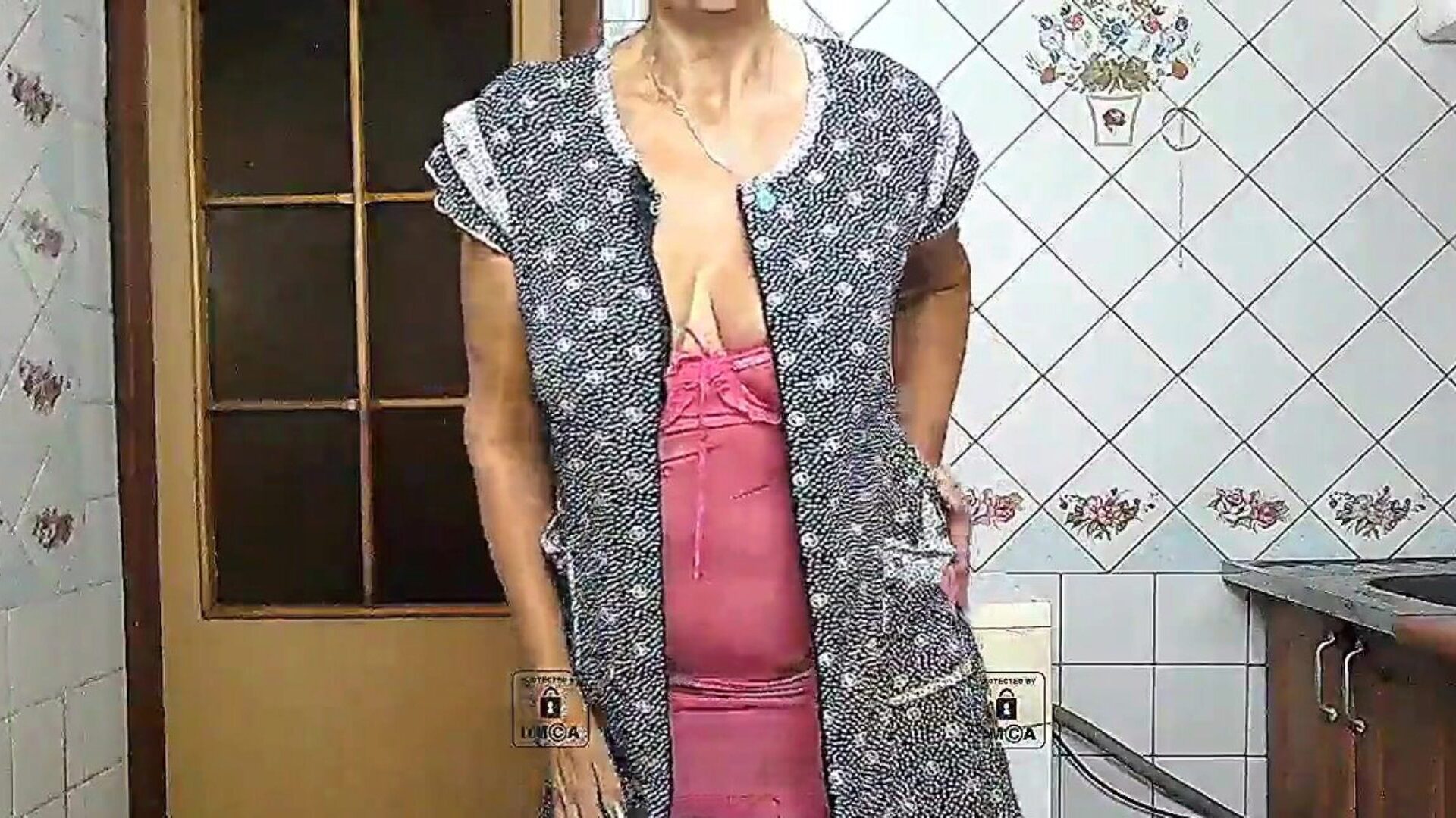 Η μεγάλη λεία φούσκα της Lukerya σε ροζ μόνη σέξι νοικοκυρά στον ελεύθερο χρόνο της συνομιλώντας στην κουζίνα με ροδοπέταλα εσώρουχα afro κάλτσες και μικροκασέτες κιλότες εμφανίζει twerk με ένα κουνώντας μεγάλο κιόσκι