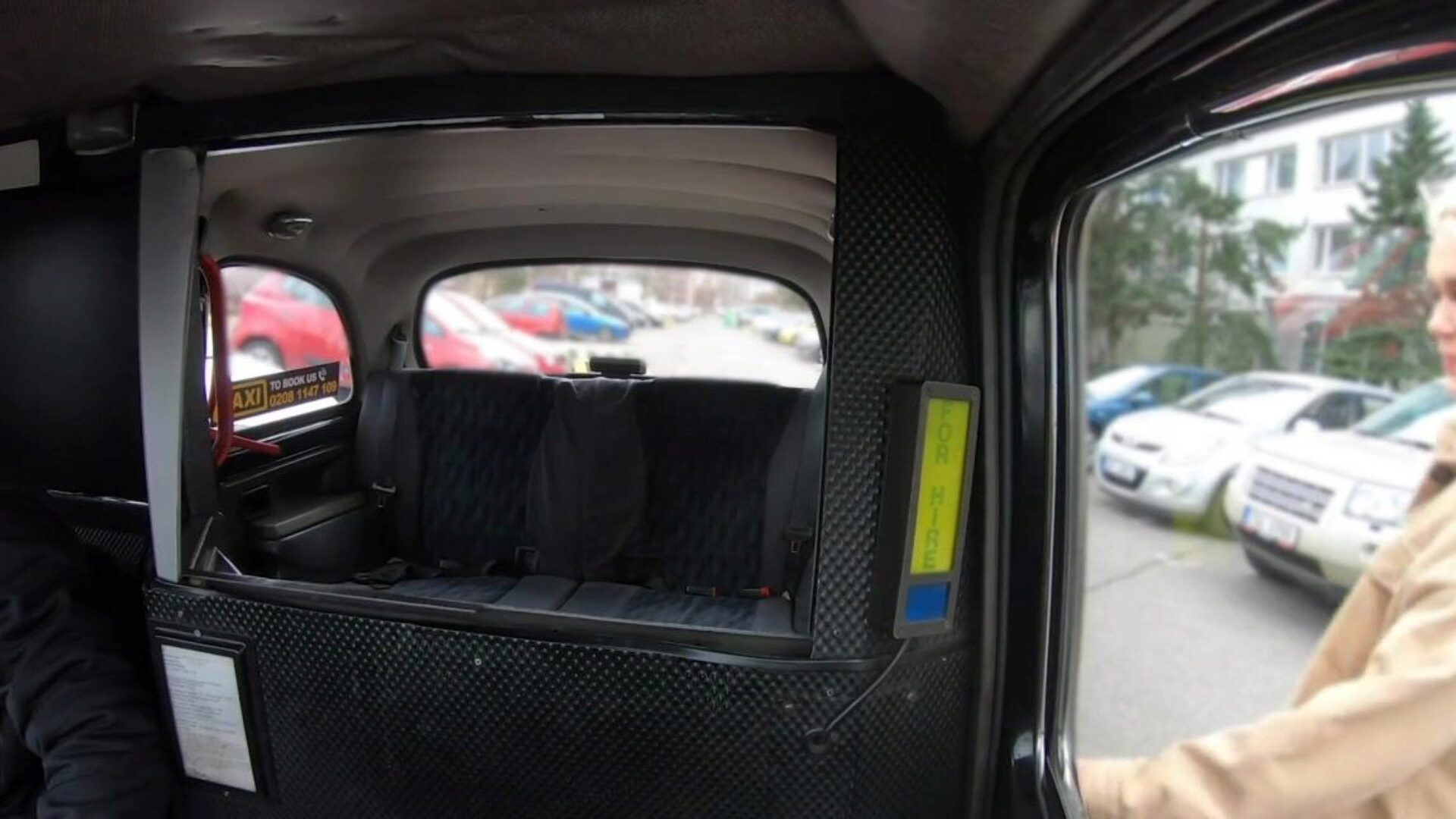 מונית מזויפת בלונדינית בריט ג'ינה וארני מזוין ביורו