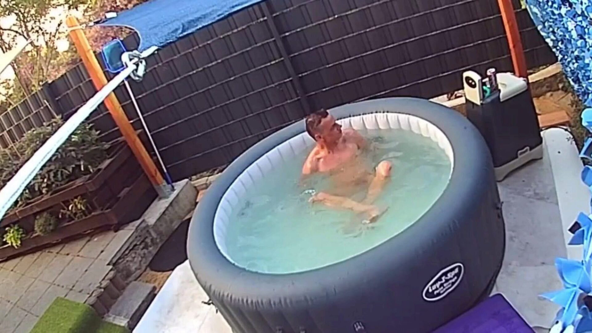 fotocamera verstecke: nachbarn im pool ausspioniert