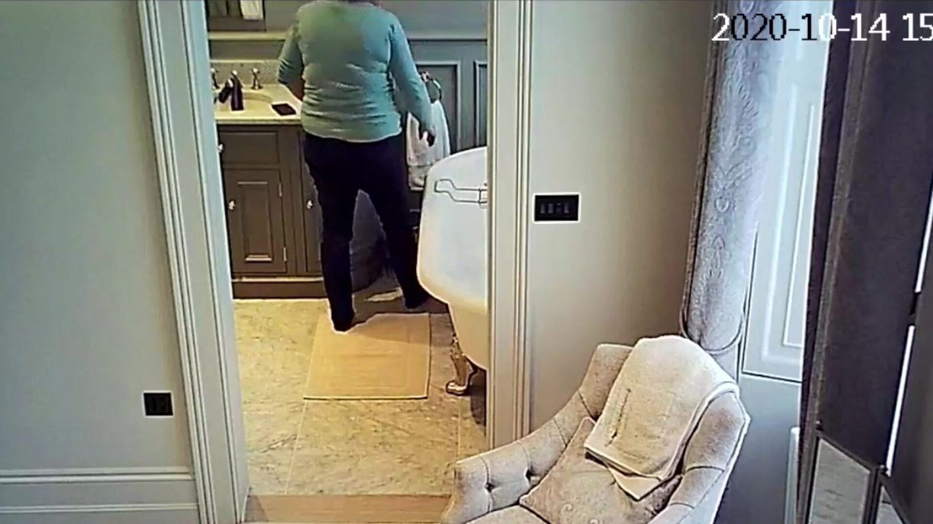 ipcam mamuśka w łazience masywny wiek bierze toaletę, że ta laska jest na kamerze bezpieczeństwa